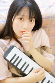 上面一个日底下一个女